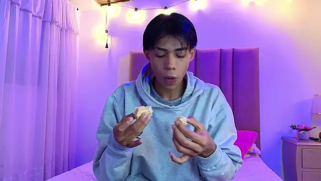 Snapshot of camilo_nom chatting on 11/08/25, 04:23 camilo nom online show from 11/08/25, 04:23