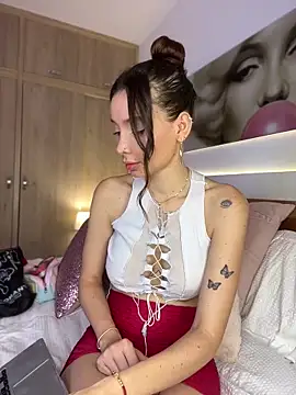 Snapshot of nicolleferragamo chatting on 11/12/25, 02:23 nicolleferragamo online show from 11/12/25, 02:23