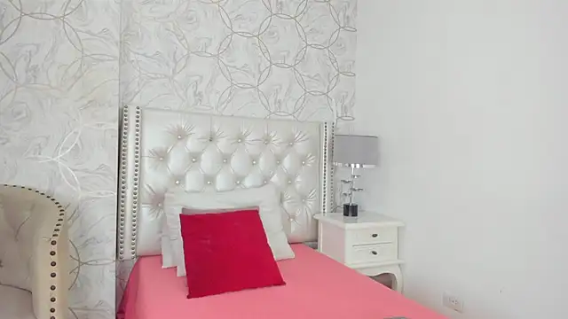 Snapshot of amara_rousse chatting on 09/19/25, 11:33 amara rousse online show from 09/19/25, 11:33