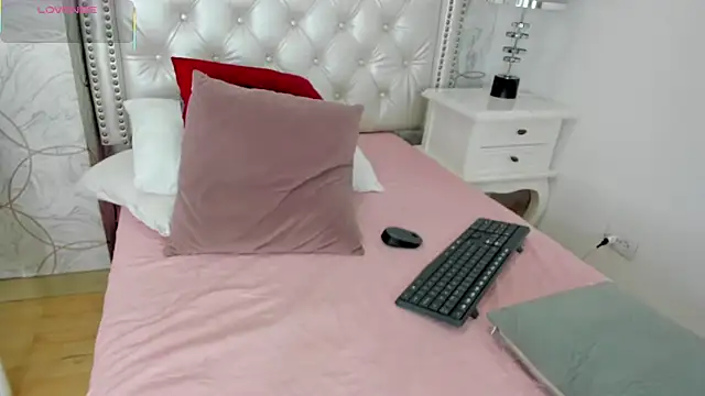 Snapshot of amara_rousse chatting on 10/13/25, 11:54 amara rousse online show from 10/13/25, 11:54