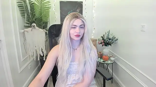 LeslieMineg online show from 10/16/25, 11:22