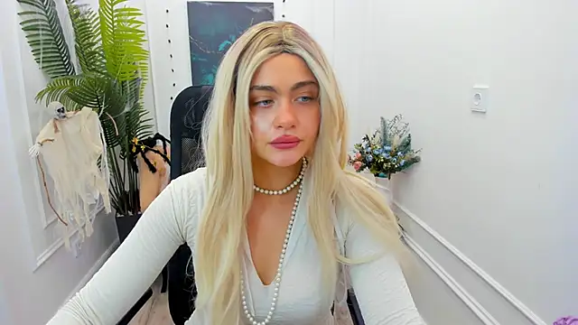 LeslieMineg online show from 10/30/25, 07:58