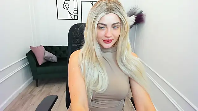 LeslieMineg online show from 11/10/25, 11:20