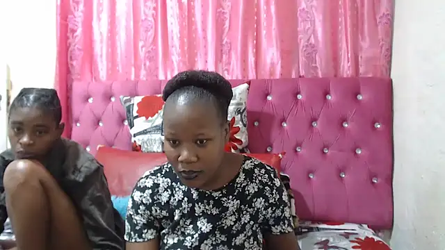 CuteDarkChoc online show from 11/04/25, 04:17