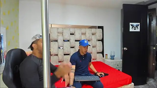 Snapshot of AngelAndChris chatting on 09/10/25, 12:16 AngelAndChris online show from 09/10/25, 12:16