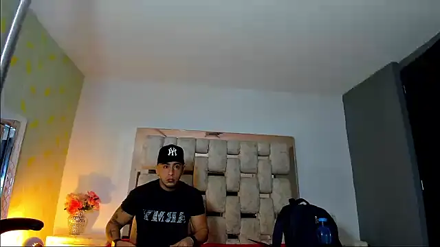 Snapshot of AngelAndChris chatting on 09/11/25, 12:05 AngelAndChris online show from 09/11/25, 12:05