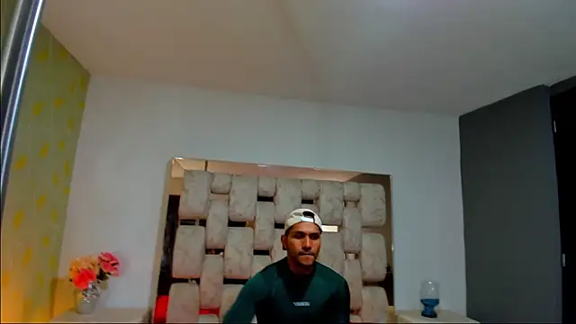 Snapshot of AngelAndChris chatting on 09/12/25, 12:38 AngelAndChris online show from 09/12/25, 12:38