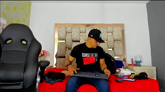 Snapshot of AngelAndChris chatting on 09/17/25, 12:07 AngelAndChris online show from 09/17/25, 12:07