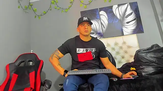 Snapshot of AngelAndChris chatting on 09/29/25, 12:21 AngelAndChris online show from 09/29/25, 12:21