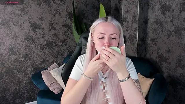 Joyce Howard online show from 10/17/25, 02:37