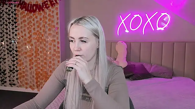 Joyce Howard online show from 11/11/25, 01:05