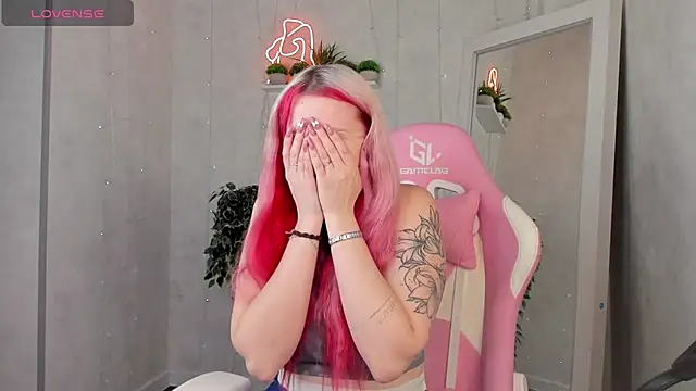 Joyce Howard online show from 11/17/25, 01:11