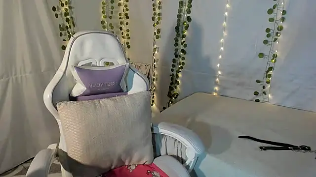 Snapshot of Zulema_R1 chatting on 10/19/25, 04:57 Zulema R1 online show from 10/19/25, 04:57