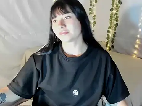 Snapshot of Zulema_R1 chatting on 10/30/25, 12:56 Zulema R1 online show from 10/30/25, 12:56