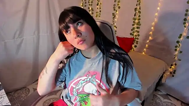 Snapshot of Zulema_R1 chatting on 11/10/25, 04:11 Zulema R1 online show from 11/10/25, 04:11