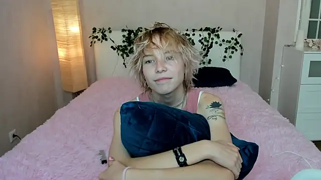Snapshot of Pink_Lila18 chatting on 09/25/25, 09:35 Pink Lila18 online show from 09/25/25, 09:35