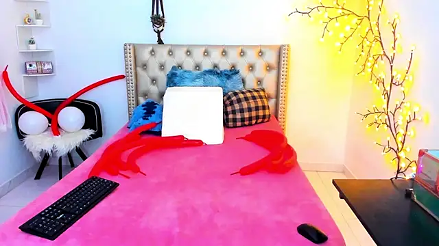 Snapshot of LenaStylesOA chatting on 10/17/25, 01:46 LenaStylesOA online show from 10/17/25, 01:46