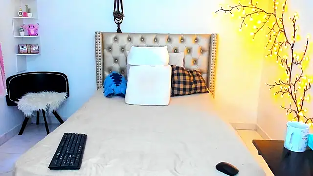 Snapshot of LenaStylesOA chatting on 11/13/25, 01:10 LenaStylesOA online show from 11/13/25, 01:10