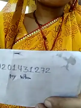 Snapshot of Idhika_Handoo chatting on 09/26/25, 08:40 Idhika Handoo online show from 09/26/25, 08:40