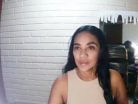 Snapshot of MiiaVelasquez chatting on 11/08/25, 05:29 MiiaVelasquez online show from 11/08/25, 05:29