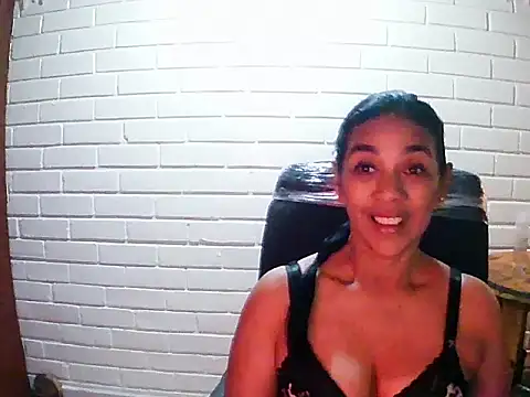 Snapshot of MiiaVelasquez chatting on 11/15/25, 10:48 MiiaVelasquez online show from 11/15/25, 10:48