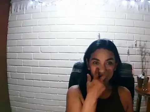 Snapshot of MiiaVelasquez chatting on 11/18/25, 03:56 MiiaVelasquez online show from 11/18/25, 03:56