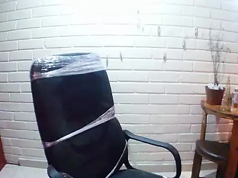 Snapshot of MiiaVelasquez chatting on 11/19/25, 04:01 MiiaVelasquez online show from 11/19/25, 04:01