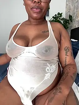 Snapshot of fatpussydallx chatting on 10/22/25, 10:37 fatpussydallx online show from 10/22/25, 10:37