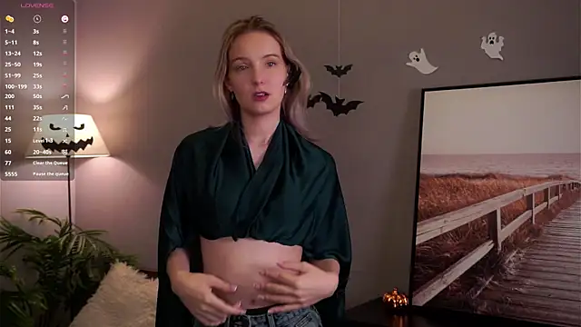 Snapshot of HongTomczak chatting on 11/17/25, 10:10 HongTomczak online show from 11/17/25, 10:10