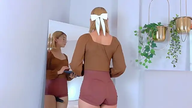 Snapshot of AlixMonroe chatting on 10/08/25, 11:30 AlixMonroe online show from 10/08/25, 11:30