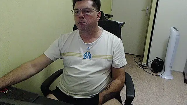 Snapshot of blueandwhite1 chatting on 10/14/25, 08:20 blueandwhite1 online show from 10/14/25, 08:20