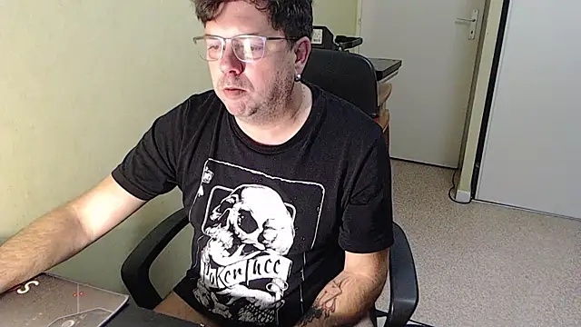 Snapshot of blueandwhite1 chatting on 11/24/25, 04:51 blueandwhite1 online show from 11/24/25, 04:51