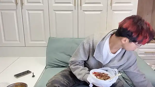 STxuguanhan online show from 10/19/25, 12:06