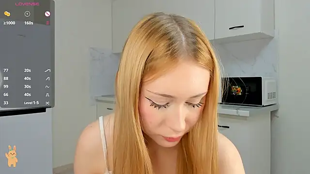 Snapshot of MoonPetal chatting on 10/12/25, 08:24 MoonPetal online show from 10/12/25, 08:24