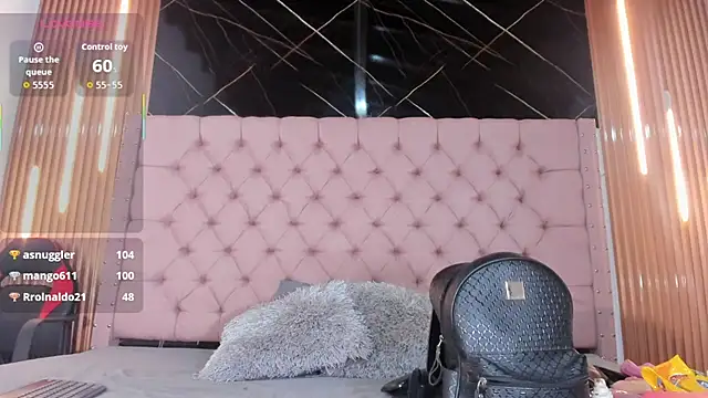 Snapshot of Emily_Brown18 chatting on 10/23/25, 04:12 Emily Brown18 online show from 10/23/25, 04:12