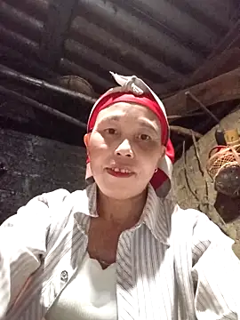 Snapshot of me-cute chatting on 11/01/25, 12:29 me-cute online show from 11/01/25, 12:29