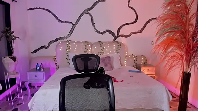 SarahCastro1  online show from 09/29/25, 04:28