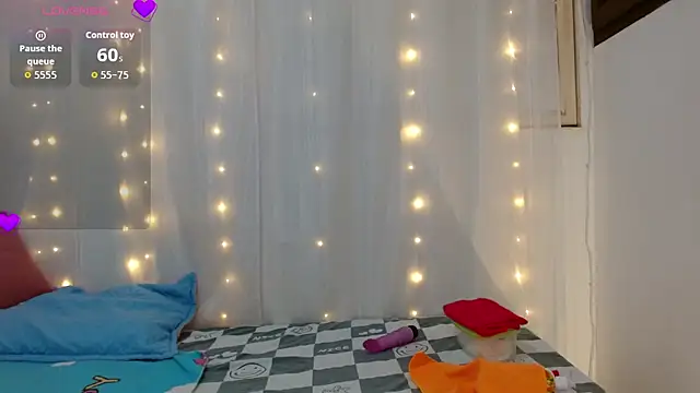 Snapshot of NoraParkeer chatting on 11/07/25, 01:00 NoraParkeer online show from 11/07/25, 01:00