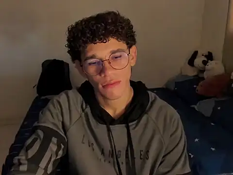 Snapshot of Tom_Blues chatting on 10/27/25, 04:22 Tom Blues online show from 10/27/25, 04:22