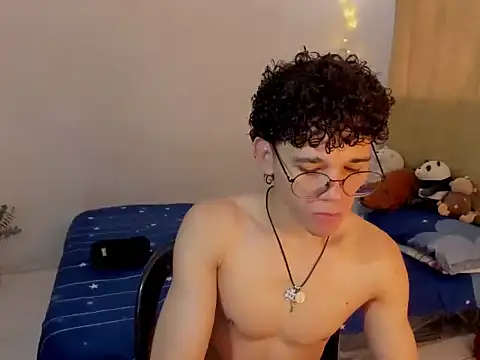 Snapshot of Tom_Blues chatting on 11/06/25, 01:01 Tom Blues online show from 11/06/25, 01:01