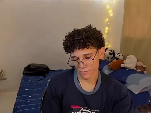 Snapshot of Tom_Blues chatting on 11/10/25, 02:05 Tom Blues online show from 11/10/25, 02:05