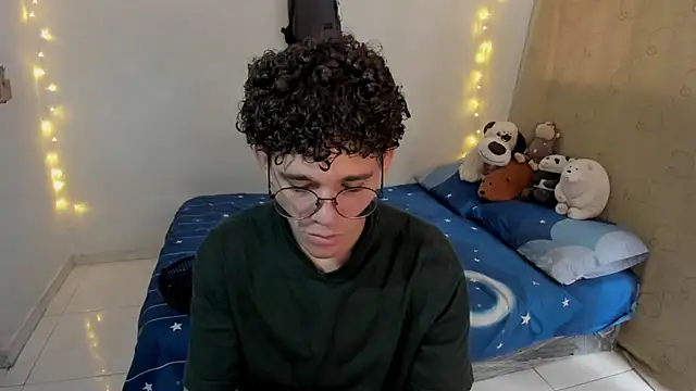 Snapshot of Tom_Blues chatting on 11/24/25, 04:51 Tom Blues online show from 11/24/25, 04:51