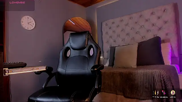 CarolaynStone online show from 10/24/25, 05:09