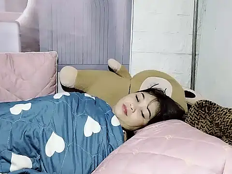 Lyly nuce online show from 11/11/25, 02:00