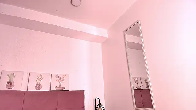 Snapshot of CamiilaGlow chatting on 09/24/25, 05:27 CamiilaGlow online show from 09/24/25, 05:27