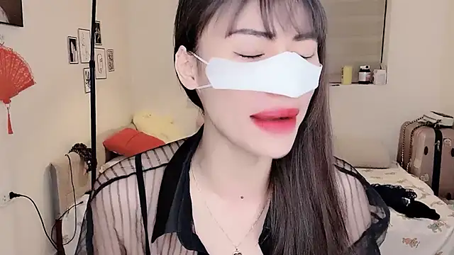 MaiLiiil online show from 10/14/25, 10:49