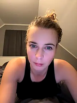 ellieen online show from 10/13/25, 09:59