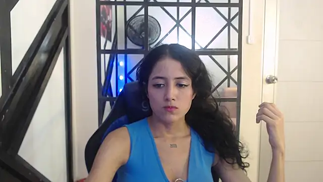 Snapshot of emily_rz1 chatting on 10/10/25, 07:13 emily rz1 online show from 10/10/25, 07:13