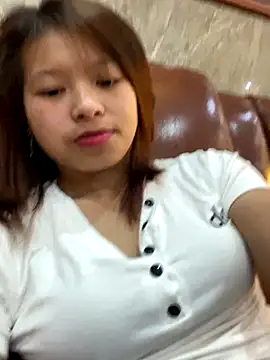 Snapshot of Mai_bb chatting on 09/30/25, 12:43 Mai bb online show from 09/30/25, 12:43
