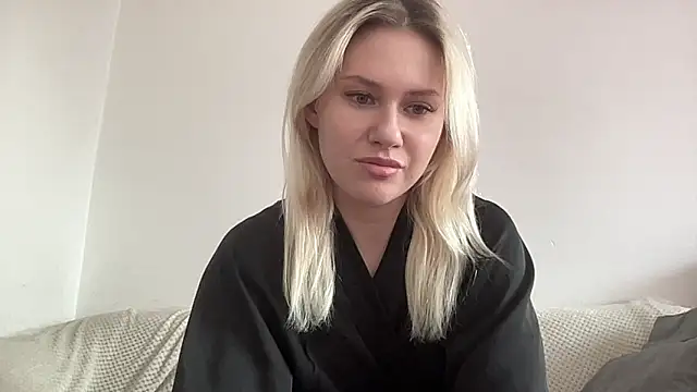 ElaraLuxxxe online show from 11/19/25, 10:04